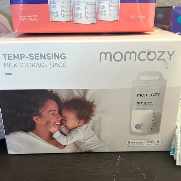 Lansinoh Breastmilk Storage Bags and Nursing Pads Set - Picture 2 of 7